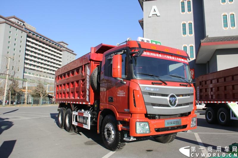 12月20日，欧曼GTL欧洲标准第三代智能渣土车上市仪式在北京九华山庄举行，正式拉开了欧曼GTL的“绿动中国”之旅。活动现场，多地渣土办、渣土协会和渣土运输公司与福田戴姆勒汽车共同签署了“防治大气污染 开启绿色渣运”联合倡议。图为现场展示的欧曼GTL第三代智能渣土车BJ3259DLPKB-3。