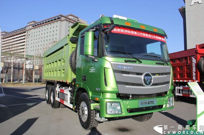 12月20日，欧曼GTL欧洲标准第三代智能渣土车上市仪式在北京九华山庄举行，正式拉开了欧曼GTL的“绿动中国”之旅。活动现场，多地渣土办、渣土协会和渣土运输公司与福田戴姆勒汽车共同签署了“防治大气污染 开启绿色渣运”联合倡议。图为现场展示的欧曼GTL第三代智能渣土车BJ3259DLPKB-XA。