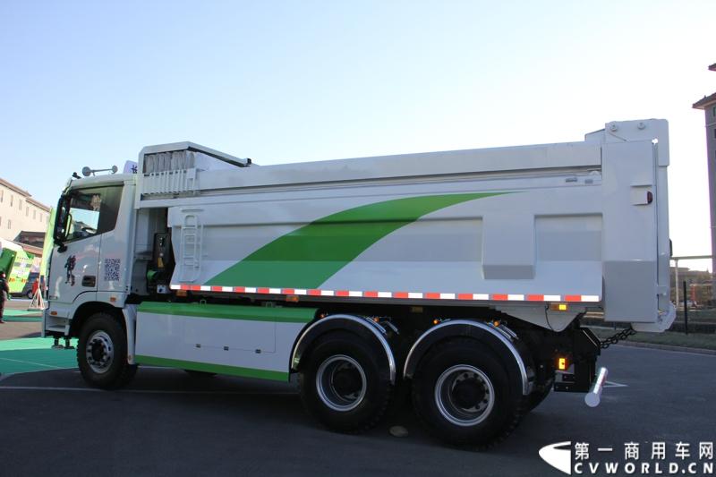 12月20日，欧曼GTL欧洲标准第三代智能渣土车上市仪式在北京九华山庄举行，正式拉开了欧曼GTL的“绿动中国”之旅。活动现场，多地渣土办、渣土协会和渣土运输公司与福田戴姆勒汽车共同签署了“防治大气污染 开启绿色渣运”联合倡议。图为现场展示的欧曼GTL第三代智能渣土车BJ3259DLPKB-XA。