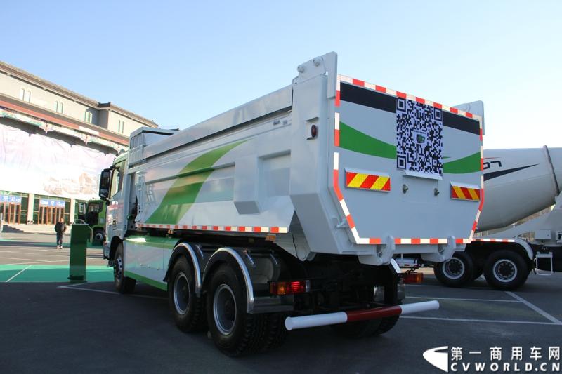 12月20日，欧曼GTL欧洲标准第三代智能渣土车上市仪式在北京九华山庄举行，正式拉开了欧曼GTL的“绿动中国”之旅。活动现场，多地渣土办、渣土协会和渣土运输公司与福田戴姆勒汽车共同签署了“防治大气污染 开启绿色渣运”联合倡议。图为现场展示的欧曼GTL第三代智能渣土车BJ3259DLPKB-XA。