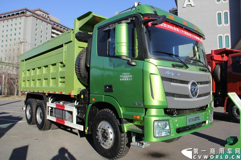 12月20日，欧曼GTL欧洲标准第三代智能渣土车上市仪式在北京九华山庄举行，正式拉开了欧曼GTL的“绿动中国”之旅。活动现场，多地渣土办、渣土协会和渣土运输公司与福田戴姆勒汽车共同签署了“防治大气污染 开启绿色渣运”联合倡议。图为现场展示的欧曼GTL第三代智能渣土车BJ3259DLPKB-XA。