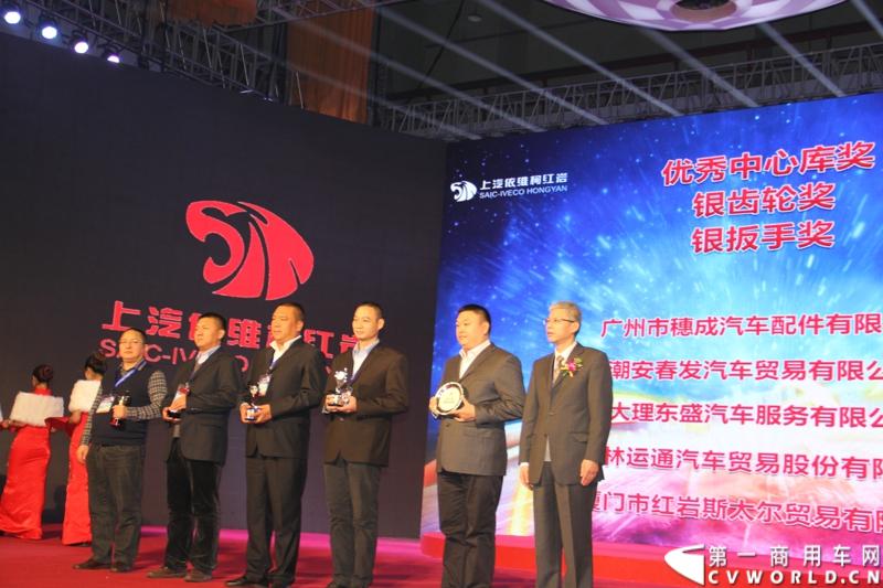 2013年12月28日，上汽依维柯红岩商用车有限公司在成都召开2014商务大会，来自全国各地的1100多家经销改装合作单位共聚蓉城，商讨2014年大计。第一商用车网记者了解到，2013年，上依红共约销售各类重型卡车2.8万辆，同比增长65%，增幅跃居全行业第一。2014年，尽管对市场的整体发展态势并不乐观，上依红仍然为自己制定了3.2万辆的销售目标。图为为2013年度优秀经销合作伙伴颁奖。