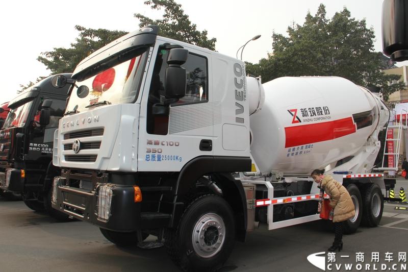 2013年12月28日，上汽依维柯红岩商用车有限公司在成都召开2014商务大会，来自全国各地的1100多家经销改装合作单位共聚蓉城，商讨2014年大计。第一商用车网记者了解到，2013年，上依红共约销售各类重型卡车2.8万辆，同比增长65%，增幅跃居全行业第一。2014年，尽管对市场的整体发展态势并不乐观，上依红仍然为自己制定了3.2万辆的销售目标。图为红岩杰狮搅拌车。