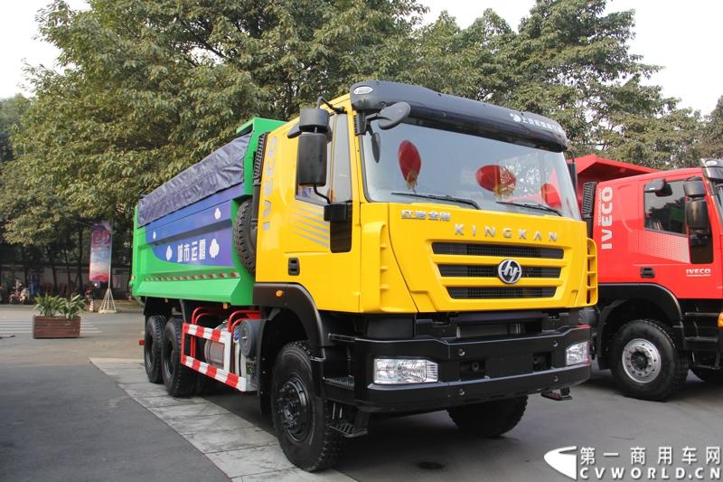 2013年12月28日，上汽依维柯红岩商用车有限公司在成都召开2014商务大会，来自全国各地的1100多家经销改装合作单位共聚蓉城，商讨2014年大计。第一商用车网记者了解到，2013年，上依红共约销售各类重型卡车2.8万辆，同比增长65%，增幅跃居全行业第一。2014年，尽管对市场的整体发展态势并不乐观，上依红仍然为自己制定了3.2万辆的销售目标。图为红岩金刚336马力城市运霸。