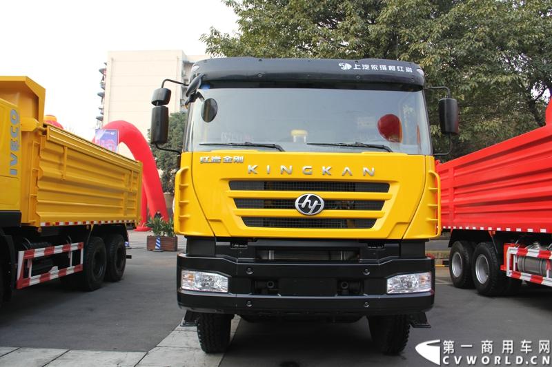 2013年12月28日，上汽依维柯红岩商用车有限公司在成都召开2014商务大会，来自全国各地的1100多家经销改装合作单位共聚蓉城，商讨2014年大计。第一商用车网记者了解到，2013年，上依红共约销售各类重型卡车2.8万辆，同比增长65%，增幅跃居全行业第一。2014年，尽管对市场的整体发展态势并不乐观，上依红仍然为自己制定了3.2万辆的销售目标。图为红岩金刚336马力城市运霸。