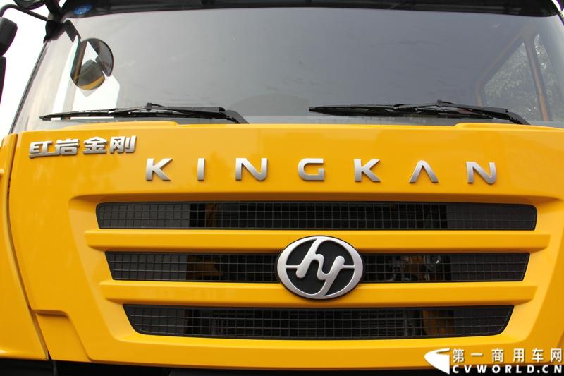 2013年12月28日，上汽依维柯红岩商用车有限公司在成都召开2014商务大会，来自全国各地的1100多家经销改装合作单位共聚蓉城，商讨2014年大计。第一商用车网记者了解到，2013年，上依红共约销售各类重型卡车2.8万辆，同比增长65%，增幅跃居全行业第一。2014年，尽管对市场的整体发展态势并不乐观，上依红仍然为自己制定了3.2万辆的销售目标。图为红岩金刚336马力城市运霸。