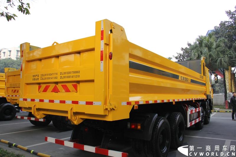 2013年12月28日，上汽依维柯红岩商用车有限公司在成都召开2014商务大会，来自全国各地的1100多家经销改装合作单位共聚蓉城，商讨2014年大计。第一商用车网记者了解到，2013年，上依红共约销售各类重型卡车2.8万辆，同比增长65%，增幅跃居全行业第一。2014年，尽管对市场的整体发展态势并不乐观，上依红仍然为自己制定了3.2万辆的销售目标。图为红岩金刚公路运霸。