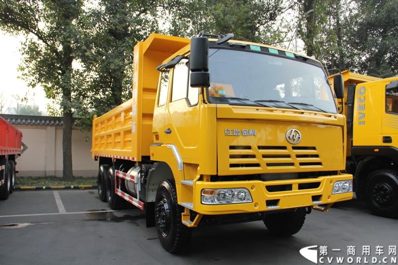 2013年12月28日，上汽依维柯红岩商用车有限公司在成都召开2014商务大会，来自全国各地的1100多家经销改装合作单位共聚蓉城，商讨2014年大计。第一商用车网记者了解到，2013年，上依红共约销售各类重型卡车2.8万辆，同比增长65%，增幅跃居全行业第一。2014年，尽管对市场的整体发展态势并不乐观，上依红仍然为自己制定了3.2万辆的销售目标。图为红岩金刚老款自卸车。