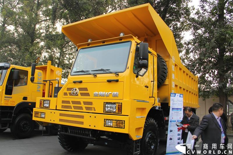 2013年12月28日，上汽依维柯红岩商用车有限公司在成都召开2014商务大会，来自全国各地的1100多家经销改装合作单位共聚蓉城，商讨2014年大计。第一商用车网记者了解到，2013年，上依红共约销售各类重型卡车2.8万辆，同比增长65%，增幅跃居全行业第一。2014年，尽管对市场的整体发展态势并不乐观，上依红仍然为自己制定了3.2万辆的销售目标。图为红岩矿山宽体自卸车。