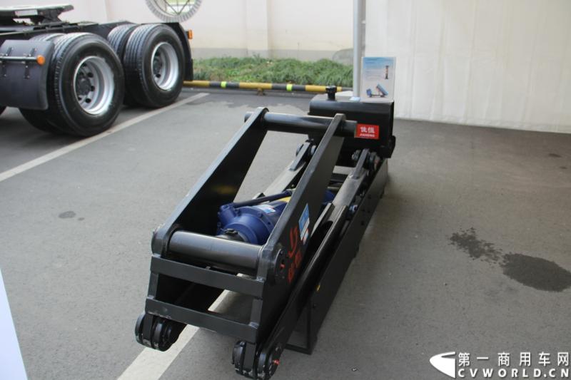 2013年12月28日，上汽依维柯红岩商用车有限公司在成都召开2014商务大会，来自全国各地的1100多家经销改装合作单位共聚蓉城，商讨2014年大计。第一商用车网记者了解到，2013年，上依红共约销售各类重型卡车2.8万辆，同比增长65%，增幅跃居全行业第一。2014年，尽管对市场的整体发展态势并不乐观，上依红仍然为自己制定了3.2万辆的销售目标。图为现场展示的湖北佳恒科技轻量化系列液压油缸。