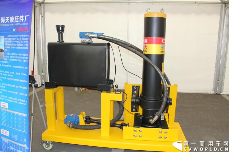 2013年12月28日，上汽依维柯红岩商用车有限公司在成都召开2014商务大会，来自全国各地的1100多家经销改装合作单位共聚蓉城，商讨2014年大计。第一商用车网记者了解到，2013年，上依红共约销售各类重型卡车2.8万辆，同比增长65%，增幅跃居全行业第一。2014年，尽管对市场的整体发展态势并不乐观，上依红仍然为自己制定了3.2万辆的销售目标。图为现场展示的航天蓝速自卸车油缸。