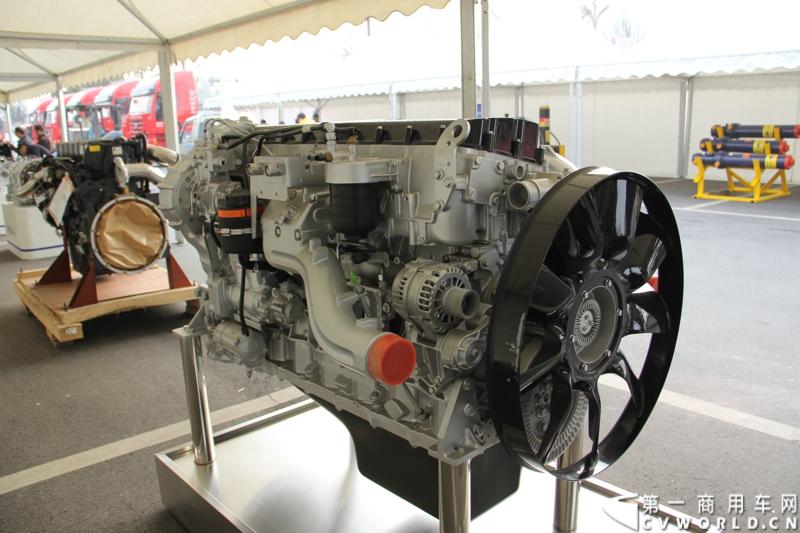 2013年12月28日，上汽依维柯红岩商用车有限公司在成都召开2014商务大会，来自全国各地的1100多家经销改装合作单位共聚蓉城，商讨2014年大计。第一商用车网记者了解到，2013年，上依红共约销售各类重型卡车2.8万辆，同比增长65%，增幅跃居全行业第一。2014年，尽管对市场的整体发展态势并不乐观，上依红仍然为自己制定了3.2万辆的销售目标。图为现场展示的上菲红科索13发动机。