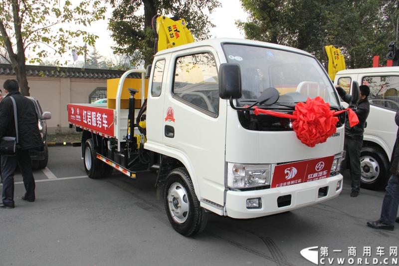 2013年12月28日，上汽依维柯红岩商用车有限公司在成都召开2014商务大会，来自全国各地的1100多家经销改装合作单位共聚蓉城，商讨2014年大计。第一商用车网记者了解到，2013年，上依红共约销售各类重型卡车2.8万辆，同比增长65%，增幅跃居全行业第一。2014年，尽管对市场的整体发展态势并不乐观，上依红仍然为自己制定了3.2万辆的销售目标。图为现场展示的上汽依维柯红岩服务车。
