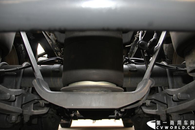 2013年12月28日，上汽依维柯红岩商用车有限公司在成都召开2014商务大会，来自全国各地的1100多家经销改装合作单位共聚蓉城，商讨2014年大计。第一商用车网记者了解到，2013年，上依红共约销售各类重型卡车2.8万辆，同比增长65%，增幅跃居全行业第一。2014年，尽管对市场的整体发展态势并不乐观，上依红仍然为自己制定了3.2万辆的销售目标。图为现场展示的依维柯STRALIS进口高端重卡 