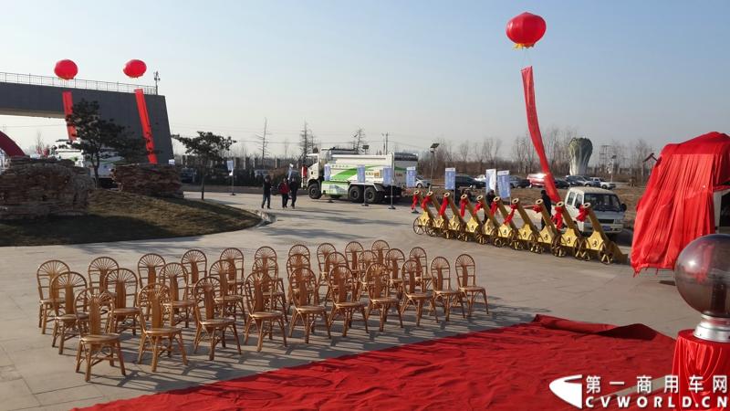 2013年12月28日，一汽解放国四新型城市渣土车在石家庄全面上市。本次活动是由一汽解放汽车销售有限公司、河北三河宏昌天马改装厂、河北骏驰汽车销售有限公司联合举行的新品推荐活动。一汽解放新型城市渣土车以J6P国四工程自卸底盘为动力平台，上装车厢与宏昌天马合作。图为上市会现场。