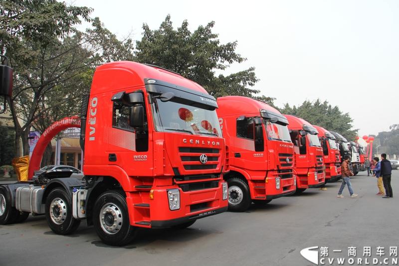 12月28日，上汽依维柯红岩商用车有限公司在成都召开2014商务大会，来自全国各地的1100多家经销改装合作单位共聚蓉城，商讨2014年大计。2013年，上依红共约销售各类重型卡车2.8万辆，同比增长65%，增幅跃居全行业第一。2014年，上依红制定了3.2万辆的销售目标。