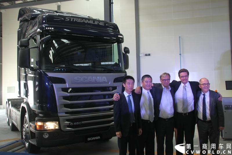 11月22日，斯堪尼亚全新Streamline重卡在斯堪尼亚广州直营店正式登陆中国。斯堪尼亚Streamline系列2013年5月刚刚在欧洲上市，此次在华发布的Streamline与欧洲的产品平台如出一辙，只是发动机的排放标准不一样（欧洲的是欧六，中国的是欧四）。它拥有更加高效的燃油经济性（提升7%）、更高的出勤率和更优秀的性能表现。斯堪尼亚全新Streamline系列将于2014年初在中国上市。
