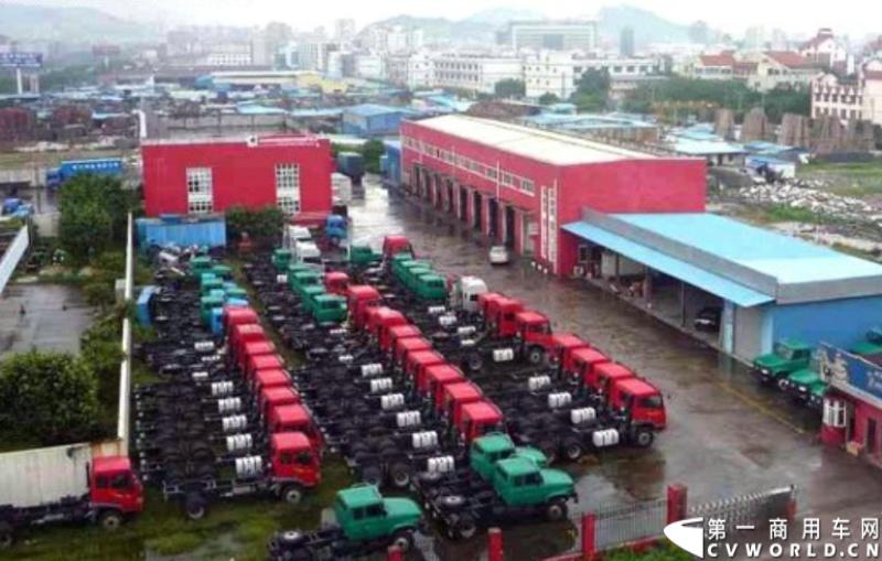 10月25日，工信部发布首批特别公示车辆生产企业，共计48家车企，这也被业内认为是首批劝退预警名单。特别公示期从2013年11月1日至2015年10月31日。特别公示期间，不受理被特别公示企业的车辆新产品公告申报。公示期满后考核不合格的企业，将暂停其产品公告。