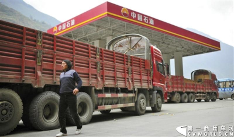 原定于2013年7月1日正式实施的重型柴油车国四排放标准，在2013年下半年全面推迟。据消息人士透露，环保部就国四实施时间与工信部和行业协会达成一致，并已正式通知中国汽车工业协会，“环保部着手起草的给国务院的报告中，标准实施具体意见与协会之前给国务院领导的报告内容基本相符”。