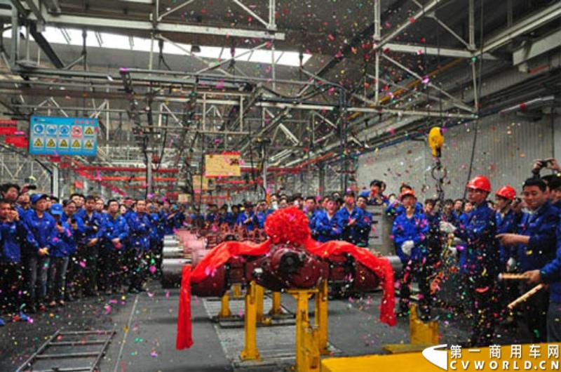 3月25日，陕西汉德车桥有限公司迎来十周年华诞，同日，汉德车桥第200万根桥总成下线仪式在西安工厂二期铸造桥装配线举行。面对新的市场形势，汉德车桥确定了未来五年发展战略：坚持技术领先和国际化，做强重卡车桥、工程机械车桥和客车车桥三大板块，年销各类桥总成80万根，实现百亿目标。