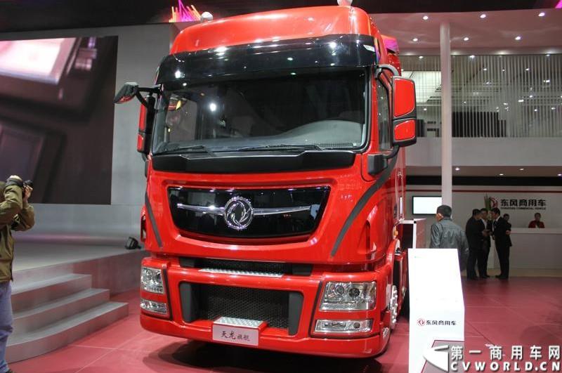 4月20日至29日，以“创新 美好生活”为主题的第十五届上海国际车展在上海新国际博览中心盛大举行。作为国内最大的汽车工业展览会之一，上海车展不仅招来了多家商用车整车企业，也吸引了诸多商用车零部件厂商。本届车展上，东风天龙旗舰版、上汽依维柯红岩出口版、江淮LNG牵引车等新品纷纷亮相，而国外卡车巨头如德国曼、依维柯、斯堪尼亚等，也发布了卡车新品。