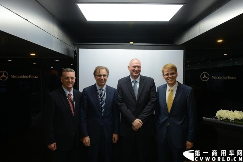 4月20日，戴姆勒在上海宣布成立戴姆勒卡客车（中国）有限公司，新公司已于4月1日投入运营，将继续加大奔驰等卡车品牌在中国的业务发展力度，并将范围扩大到豪华客车进口业务。