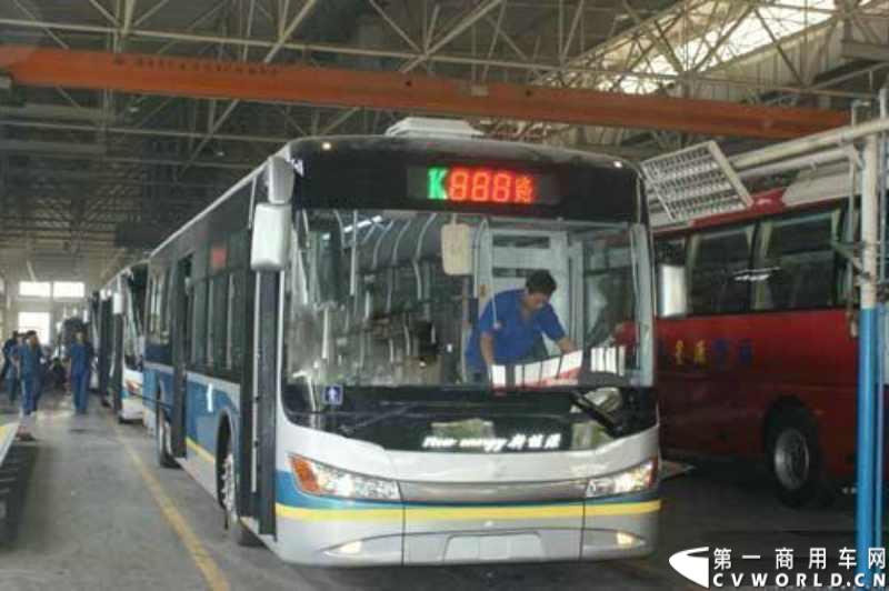 11月12日，中通客车获得30辆山东济宁插电式混合动力新能源订单，这是新政出台后的行业首个新能源客车订单。国家四部委9月份出台的新一轮新能源车补贴政策中，对补贴车型有了进一步界定，将插电式混合动力单列出来，传统混合动力则暂时不在补贴范围内，新能源客车销售市场火热的局面暂时沉寂下来。济宁此次抛出的30辆插电式混合动力客车“橄榄枝”打破了这种僵局，同时也预示中通将迎来新一轮新能源客车采购热潮。