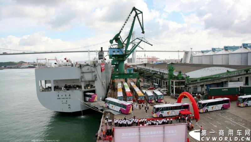 7月30日，大金龙与沙特独家代理商NTC公司在厦门举行签约仪式，双方再度签署长达十年的合作协议。至2013年4月，大金龙已累计向沙特出口大中型客车2100辆，价值总额近10亿元，领先于多数竞争对手。