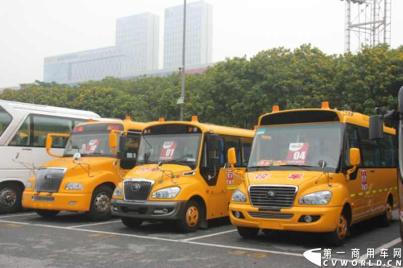 2月27日，教育部等几大部委对全国14省市校车专项督查结果公布，目前校车司机缺口严重，全国大量存在未取得使用许可的非法校车，超半数县区仍未出台校车方案。几部委正研究校车补贴政策，将从国家层面对校车的税收、燃油税、保险等，拿出补贴的标准和政策。此外，结果显示，全国14省市仍大量存在未取得使用许可的非法校车。