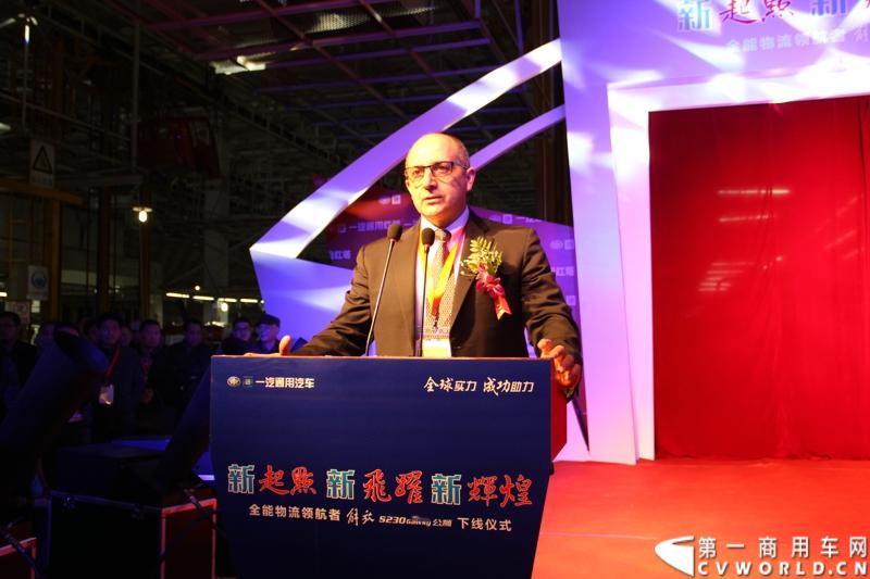 2014年1月12日，云南曲靖，一汽通用汽车第三代解放轻卡主力产品解放S230“公狮”在一汽通用汽车红塔生产基地正式量产下线。该轻卡新品定位中高端，搭载一汽大柴4DC和云内、锡柴等发动机，将与解放F330“速豹”高档轻卡形成高端、中高端搭配，进取城市及城郊物流市场。图为一汽通用汽车总裁孟蓝山致辞。