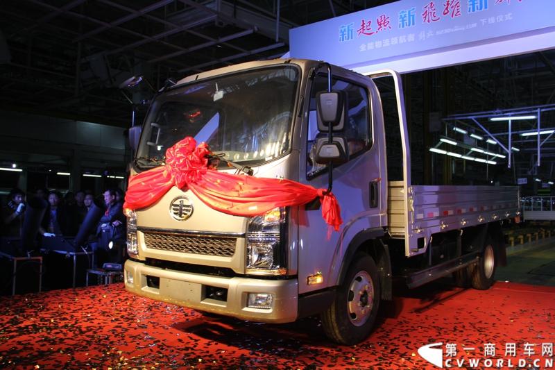 2014年1月12日，云南曲靖，一汽通用汽车第三代解放轻卡主力产品解放S230“公狮”在一汽通用汽车红塔生产基地正式量产下线。该轻卡新品定位中高端，搭载一汽大柴4DC和云内、锡柴等发动机，将与解放F330“速豹”高档轻卡形成高端、中高端搭配，进取城市及城郊物流市场。图为解放S230公狮量产下线仪式。