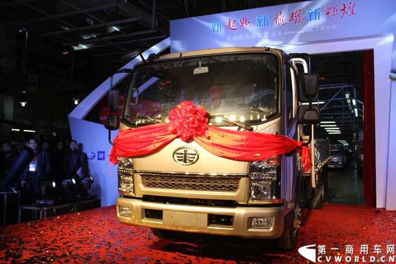 2014年1月12日，云南曲靖，一汽通用汽车第三代解放轻卡主力产品解放S230“公狮”在一汽通用汽车红塔生产基地正式量产下线。该轻卡新品定位中高端，搭载一汽大柴4DC和云内、锡柴等发动机，将与解放F330“速豹”高档轻卡形成高端、中高端搭配，进取城市及城郊物流市场。图为解放S230公狮量产下线仪式。