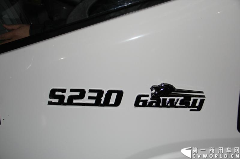 2014年1月12日，云南曲靖，一汽通用汽车第三代解放轻卡主力产品解放S230“公狮”在一汽通用汽车红塔生产基地正式量产下线。该轻卡新品定位中高端，搭载一汽大柴4DC和云内、锡柴等发动机，将与解放F330“速豹”高档轻卡形成高端、中高端搭配，进取城市及城郊物流市场。图为解放S230公狮logo。