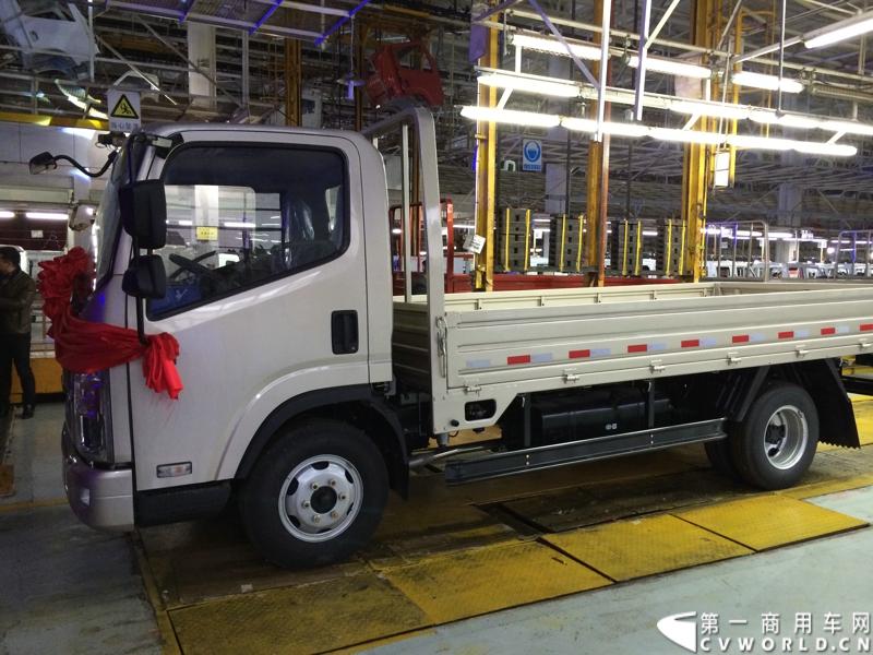 2014年1月12日，云南曲靖，一汽通用汽车第三代解放轻卡主力产品解放S230“公狮”在一汽通用汽车红塔生产基地正式量产下线。该轻卡新品定位中高端，搭载一汽大柴4DC和云内、锡柴等发动机，将与解放F330“速豹”高档轻卡形成高端、中高端搭配，进取城市及城郊物流市场。图为即将驶下生产线的解放S230公狮。