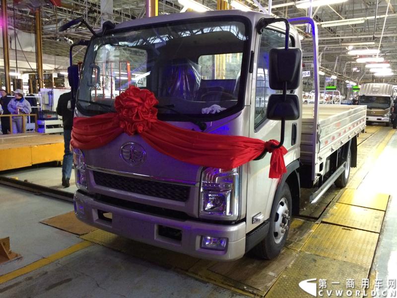 2014年1月12日，云南曲靖，一汽通用汽车第三代解放轻卡主力产品解放S230“公狮”在一汽通用汽车红塔生产基地正式量产下线。该轻卡新品定位中高端，搭载一汽大柴4DC和云内、锡柴等发动机，将与解放F330“速豹”高档轻卡形成高端、中高端搭配，进取城市及城郊物流市场。图为即将驶下生产线的解放S230公狮。