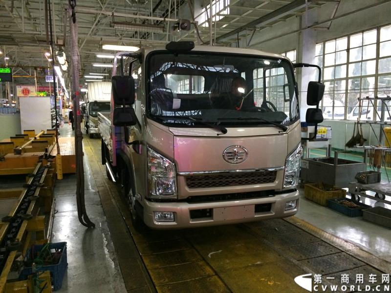 2014年1月12日，云南曲靖，一汽通用汽车第三代解放轻卡主力产品解放S230“公狮”在一汽通用汽车红塔生产基地正式量产下线。该轻卡新品定位中高端，搭载一汽大柴4DC和云内、锡柴等发动机，将与解放F330“速豹”高档轻卡形成高端、中高端搭配，进取城市及城郊物流市场。图为即将驶下生产线的解放S230公狮。