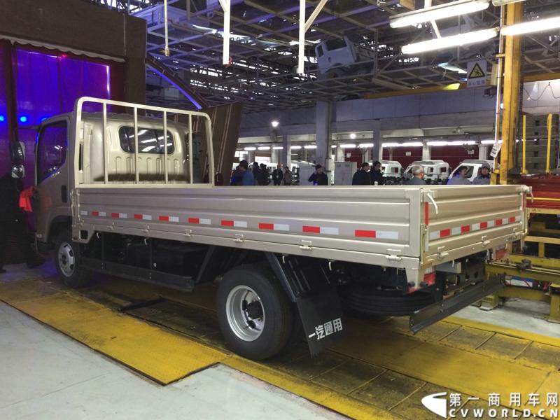 2014年1月12日，云南曲靖，一汽通用汽车第三代解放轻卡主力产品解放S230“公狮”在一汽通用汽车红塔生产基地正式量产下线。该轻卡新品定位中高端，搭载一汽大柴4DC和云内、锡柴等发动机，将与解放F330“速豹”高档轻卡形成高端、中高端搭配，进取城市及城郊物流市场。图为即将驶下生产线的解放S230公狮。