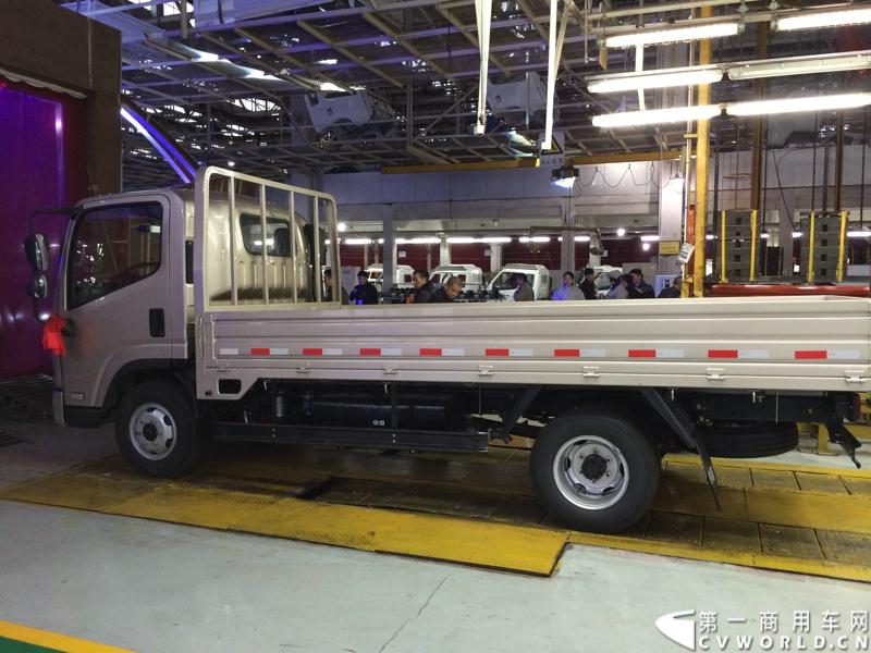 2014年1月12日，云南曲靖，一汽通用汽车第三代解放轻卡主力产品解放S230“公狮”在一汽通用汽车红塔生产基地正式量产下线。该轻卡新品定位中高端，搭载一汽大柴4DC和云内、锡柴等发动机，将与解放F330“速豹”高档轻卡形成高端、中高端搭配，进取城市及城郊物流市场。图为即将驶下生产线的解放S230公狮。