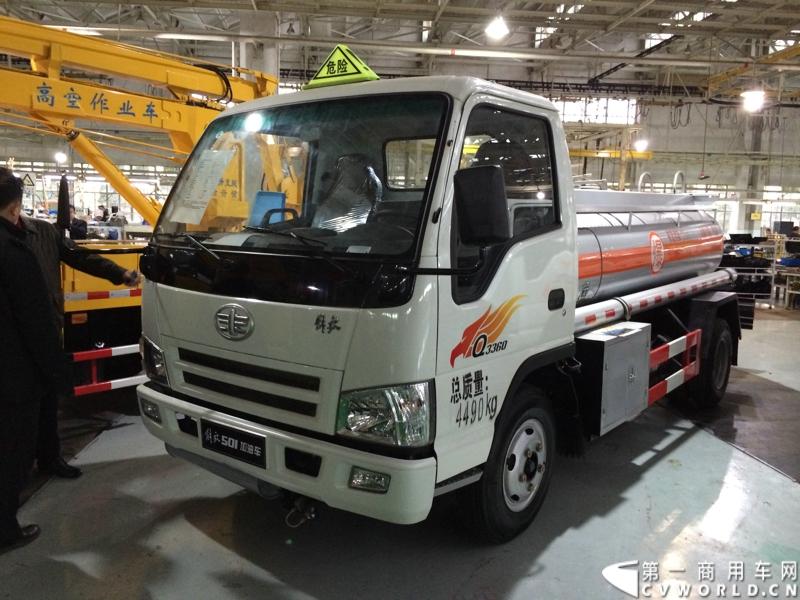 2014年1月12日，云南曲靖，一汽通用汽车第三代解放轻卡主力产品解放S230“公狮”在一汽通用汽车红塔生产基地正式量产下线。该轻卡新品定位中高端，搭载一汽大柴4DC和云内、锡柴等发动机，将与解放F330“速豹”高档轻卡形成高端、中高端搭配，进取城市及城郊物流市场。图为解放501加油车。