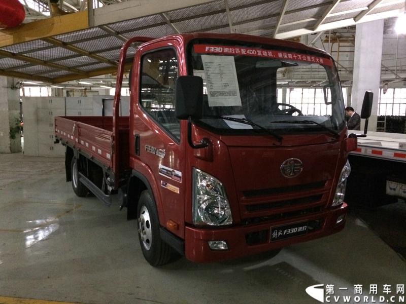 2014年1月12日，云南曲靖，一汽通用汽车第三代解放轻卡主力产品解放S230“公狮”在一汽通用汽车红塔生产基地正式量产下线。该轻卡新品定位中高端，搭载一汽大柴4DC和云内、锡柴等发动机，将与解放F330“速豹”高档轻卡形成高端、中高端搭配，进取城市及城郊物流市场。图为解放F330速豹。