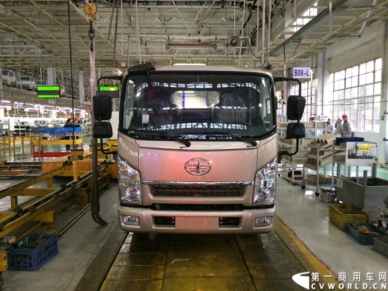 2014年1月12日，云南曲靖，一汽通用汽车第三代解放轻卡主力产品解放S230“公狮”在一汽通用汽车红塔生产基地正式量产下线。该轻卡新品定位中高端，搭载一汽大柴4DC和云内、锡柴等发动机，将与解放F330“速豹”高档轻卡形成高端、中高端搭配，进取城市及城郊物流市场。图为即将驶下生产线的解放S230公狮。