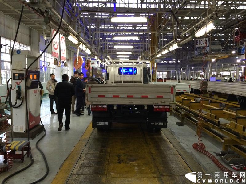 2014年1月12日，云南曲靖，一汽通用汽车第三代解放轻卡主力产品解放S230“公狮”在一汽通用汽车红塔生产基地正式量产下线。该轻卡新品定位中高端，搭载一汽大柴4DC和云内、锡柴等发动机，将与解放F330“速豹”高档轻卡形成高端、中高端搭配，进取城市及城郊物流市场。图为即将驶下生产线的解放S230公狮。