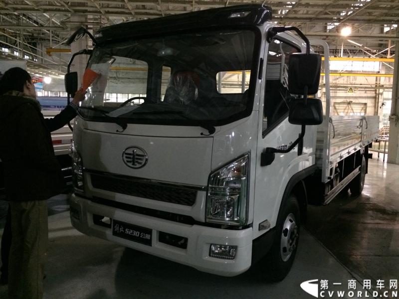 2014年1月12日，云南曲靖，一汽通用汽车第三代解放轻卡主力产品解放S230“公狮”在一汽通用汽车红塔生产基地正式量产下线。该轻卡新品定位中高端，搭载一汽大柴4DC和云内、锡柴等发动机，将与解放F330“速豹”高档轻卡形成高端、中高端搭配，进取城市及城郊物流市场。图为解放S230公狮中高端轻卡新品。