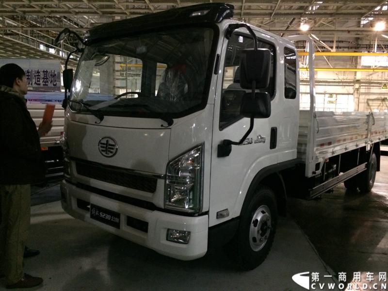 2014年1月12日，云南曲靖，一汽通用汽车第三代解放轻卡主力产品解放S230“公狮”在一汽通用汽车红塔生产基地正式量产下线。该轻卡新品定位中高端，搭载一汽大柴4DC和云内、锡柴等发动机，将与解放F330“速豹”高档轻卡形成高端、中高端搭配，进取城市及城郊物流市场。图为解放S230公狮中高端轻卡新品。