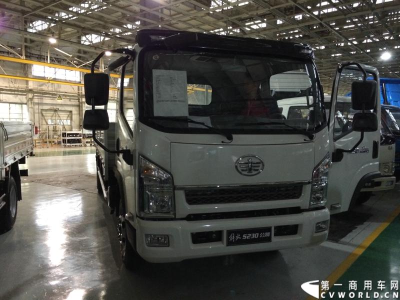 2014年1月12日，云南曲靖，一汽通用汽车第三代解放轻卡主力产品解放S230“公狮”在一汽通用汽车红塔生产基地正式量产下线。该轻卡新品定位中高端，搭载一汽大柴4DC和云内、锡柴等发动机，将与解放F330“速豹”高档轻卡形成高端、中高端搭配，进取城市及城郊物流市场。图为解放S230公狮中高端轻卡新品。