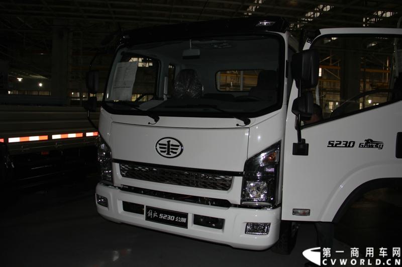 2014年1月12日，云南曲靖，一汽通用汽车第三代解放轻卡主力产品解放S230“公狮”在一汽通用汽车红塔生产基地正式量产下线。该轻卡新品定位中高端，搭载一汽大柴4DC和云内、锡柴等发动机，将与解放F330“速豹”高档轻卡形成高端、中高端搭配，进取城市及城郊物流市场。图为解放S230公狮驾驶室前脸。