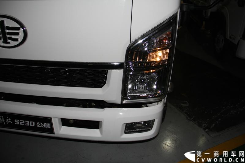 2014年1月12日，云南曲靖，一汽通用汽车第三代解放轻卡主力产品解放S230“公狮”在一汽通用汽车红塔生产基地正式量产下线。该轻卡新品定位中高端，搭载一汽大柴4DC和云内、锡柴等发动机，将与解放F330“速豹”高档轻卡形成高端、中高端搭配，进取城市及城郊物流市场。图为解放S230前脸。
