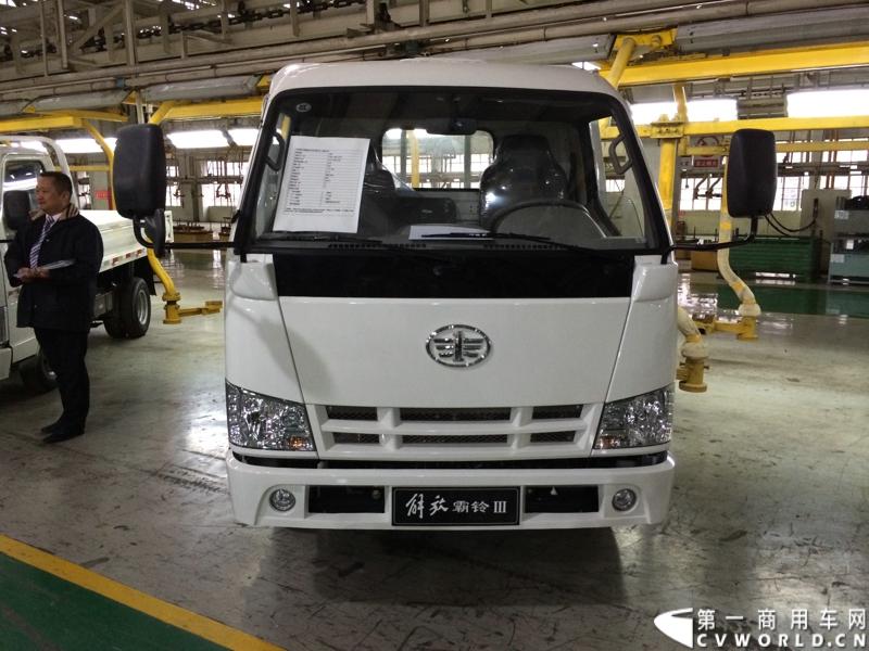 2014年1月12日，云南曲靖，一汽通用汽车第三代解放轻卡主力产品解放S230“公狮”在一汽通用汽车红塔生产基地正式量产下线。该轻卡新品定位中高端，搭载一汽大柴4DC和云内、锡柴等发动机，将与解放F330“速豹”高档轻卡形成高端、中高端搭配，进取城市及城郊物流市场。图为解放霸铃III。