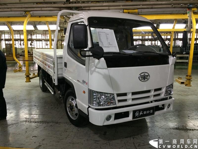 2014年1月12日，云南曲靖，一汽通用汽车第三代解放轻卡主力产品解放S230“公狮”在一汽通用汽车红塔生产基地正式量产下线。该轻卡新品定位中高端，搭载一汽大柴4DC和云内、锡柴等发动机，将与解放F330“速豹”高档轻卡形成高端、中高端搭配，进取城市及城郊物流市场。图为解放霸铃III。