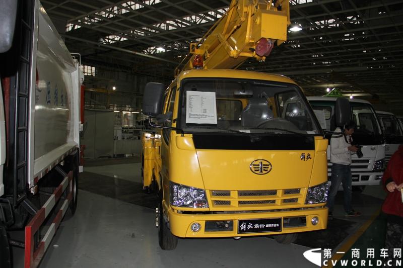 2014年1月12日，云南曲靖，一汽通用汽车第三代解放轻卡主力产品解放S230“公狮”在一汽通用汽车红塔生产基地正式量产下线。该轻卡新品定位中高端，搭载一汽大柴4DC和云内、锡柴等发动机，将与解放F330“速豹”高档轻卡形成高端、中高端搭配，进取城市及城郊物流市场。图为解放霸铃高空作业车。